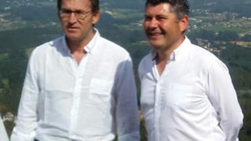 Feijóo con el alcalde de Boqueixón, Ovidio Rodeiro, esta mañana en el Pico Sacro.