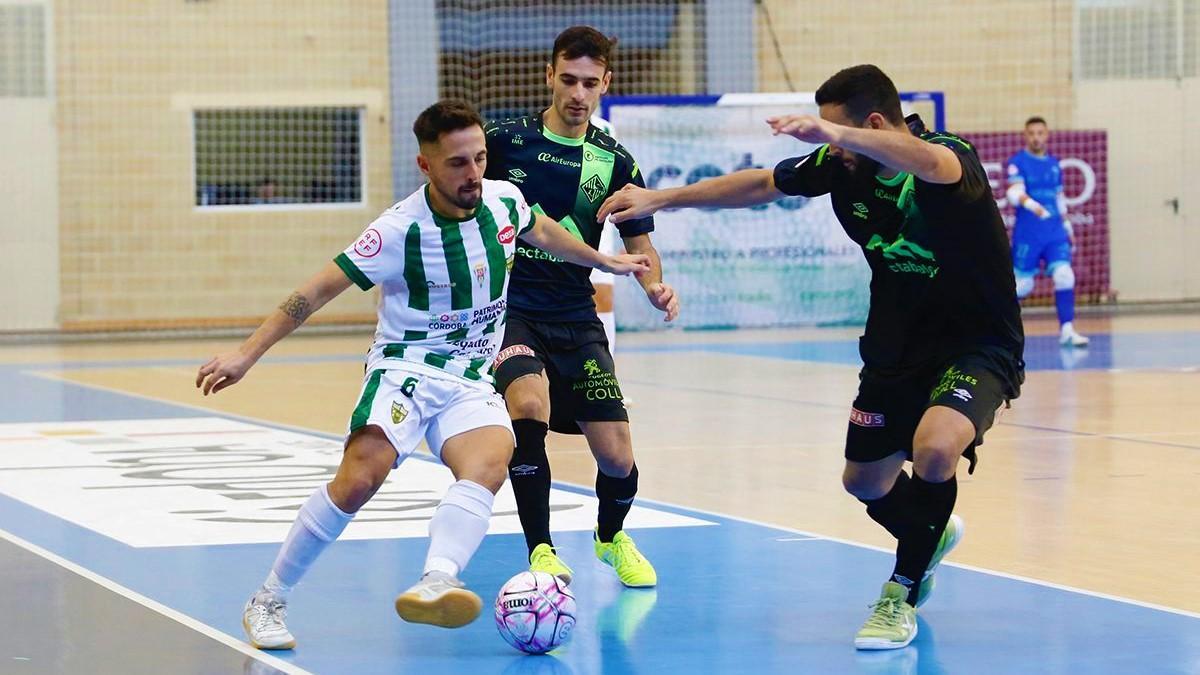 Jesulito supera a dos rivales durante el encuentro ante el Palma Futsal en Vista Alegre.