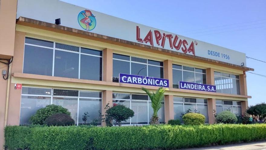 Fachada de la sede de Carbónicas Landeira en Santa Comba. | Cedida