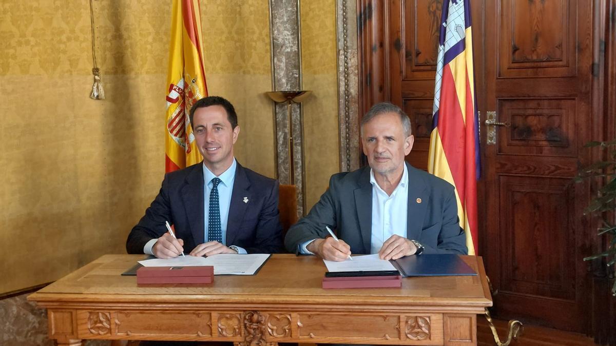 Galmés y Cartor, este jueves en el momento de la firma del acuerdo.