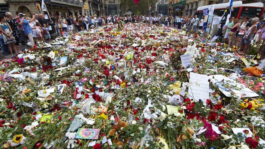 Homenaje a las víctimas en la Rambla.