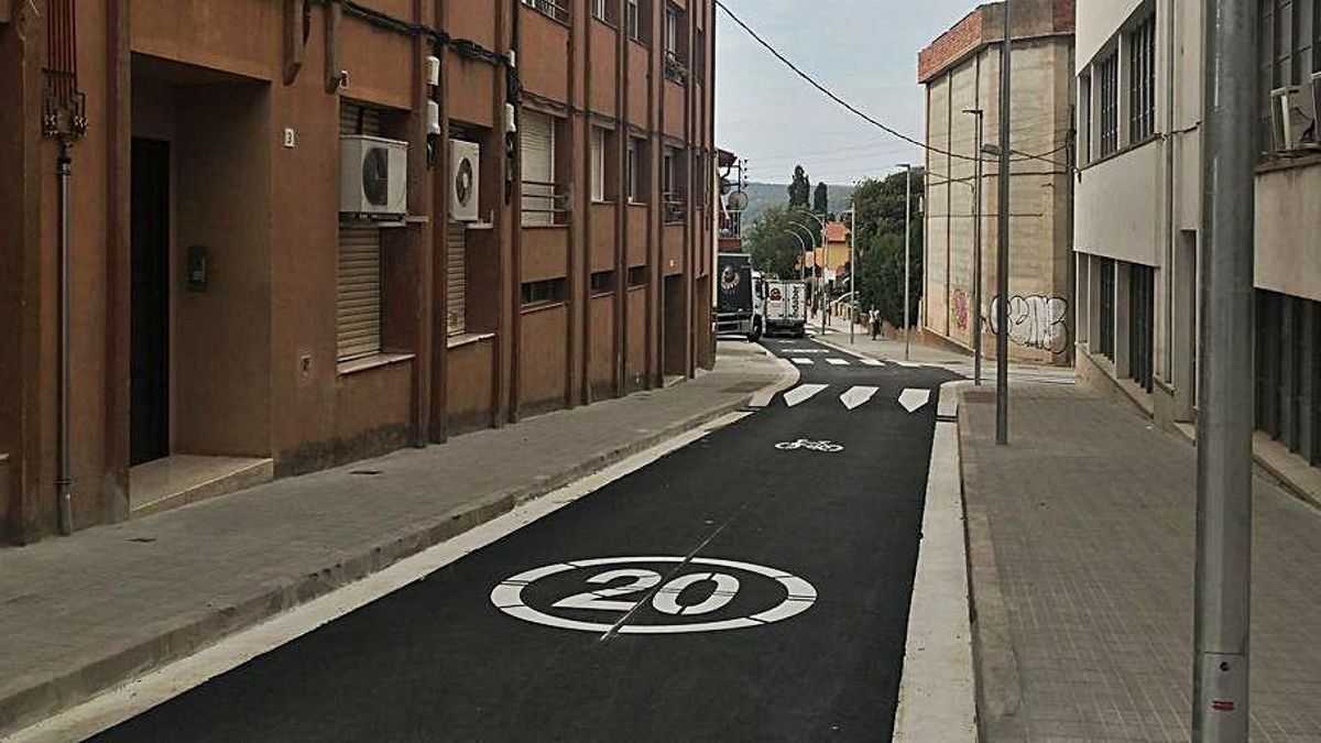El carrer del Remei afavoreix la convivència entre vehicles i bicicletes