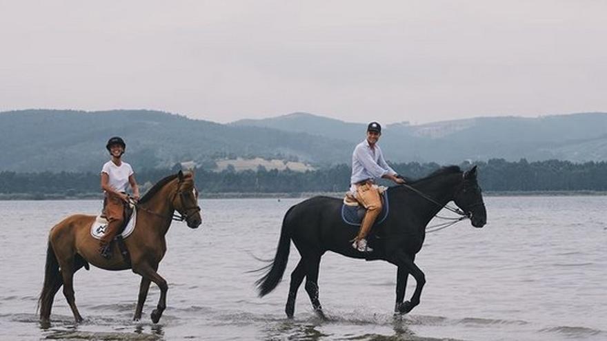 Marco comparte su afición por montar a caballo con su novia viguesa.