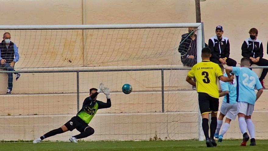 El porter del Navarcles, en el moment que atura el primer penal dels dos de què va disposar el Súria