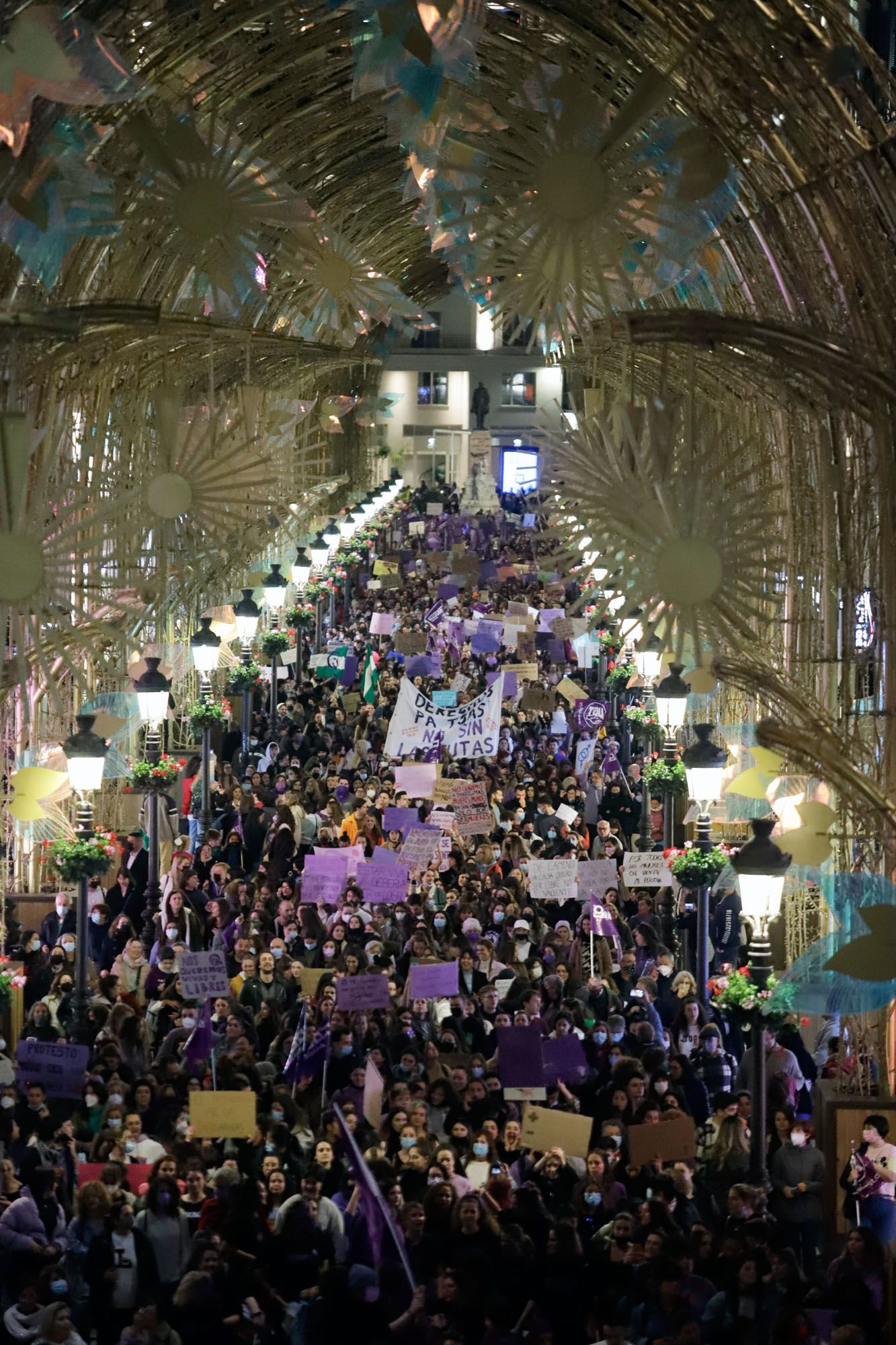 Las imágenes de la marcha multitudinaria por el Día Internacional de la Mujer en Málaga.