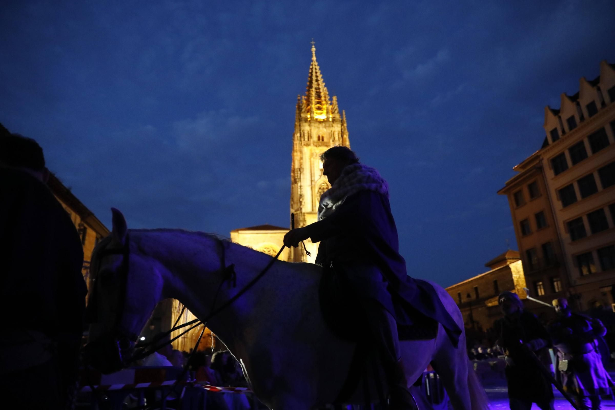IMÁGENES: Recreacion de "El primer peregrino" en la plaza de la Catedral de Oviedo