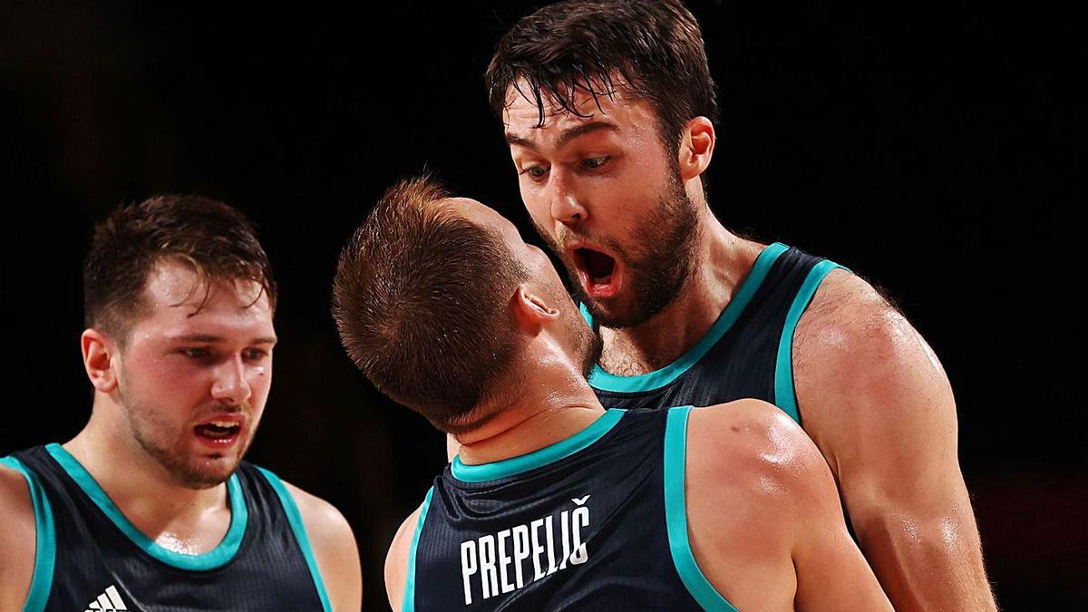 Tobey i Prepelic celebren un bàsquet del jugador del València, davant de Doncic | BRIAN SNYDER/REUTERS