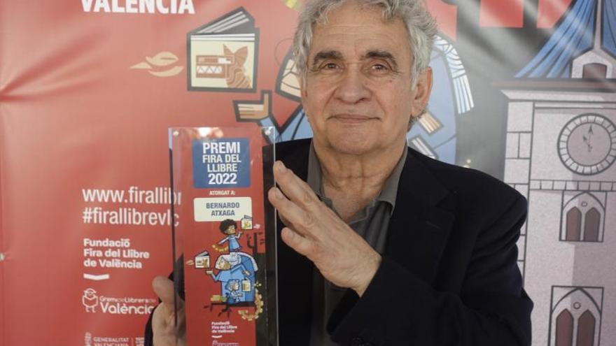 El escritor Bernardo Atxaga con el Premio de la Fira del Llibre.  | EL FLACO