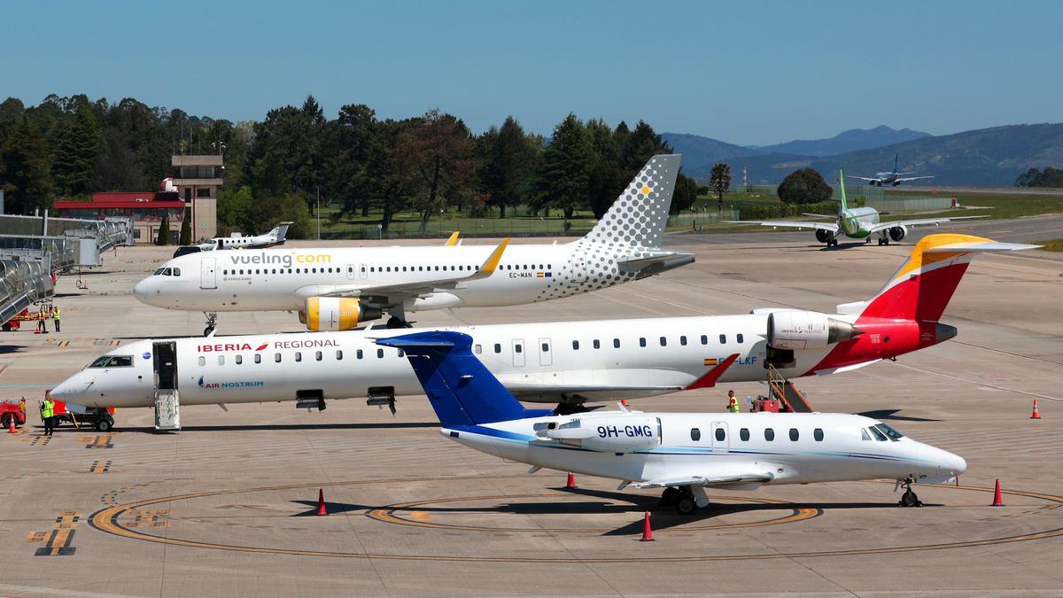Aviones de Vueling, Air Nostrum, Binter y Air Europa en el aeropuerto de Peinador durante el mes de abril