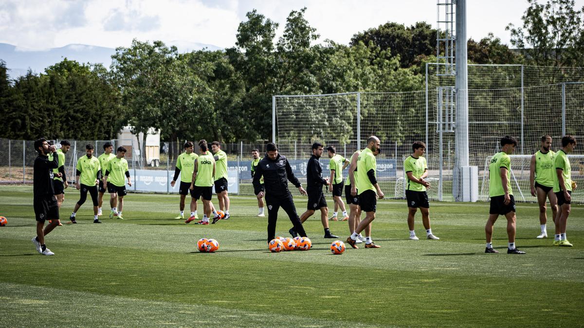 La plantilla de la SD Huesca durante un entrenamiento en la Base Aragonesa de Fútbol