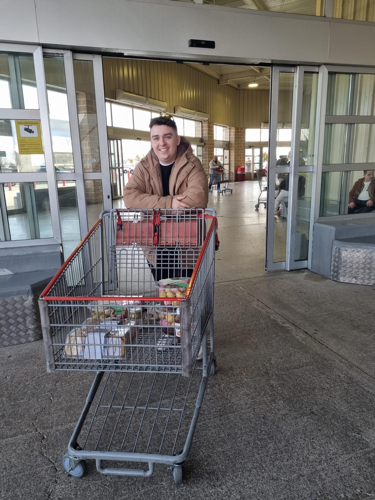 Adrián de Castro, en la entrada del Costco de Getafe