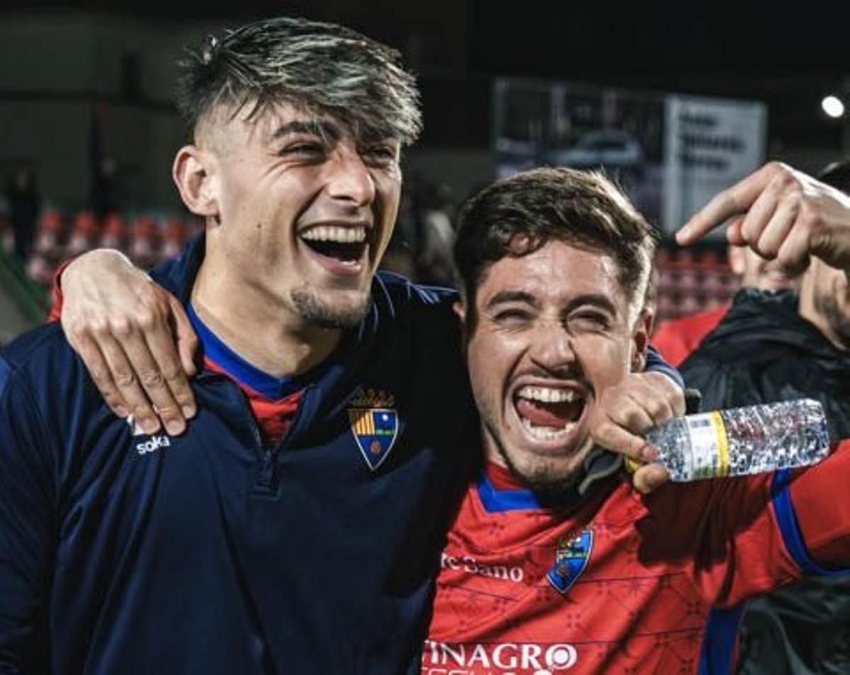 Los jugadores del Teruel celebran la victoria en Pinilla ante el UD Ibiza.
