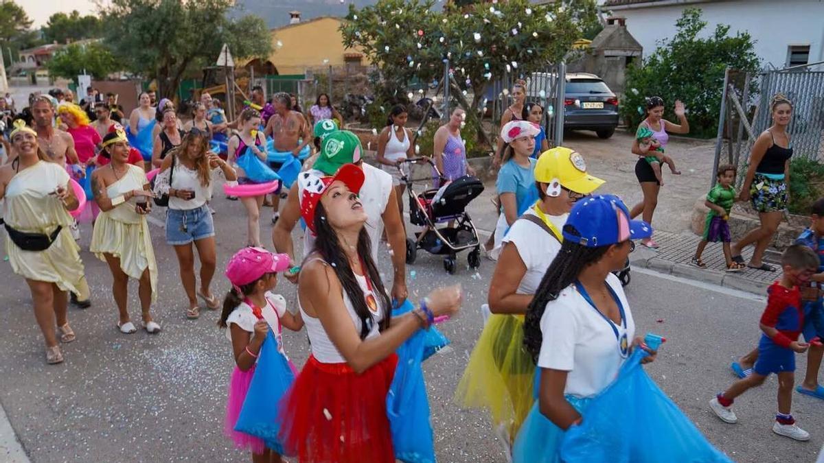 Vecinos y veraneantes llenan de color toda Marxuquera en unas fiestas muy participativas