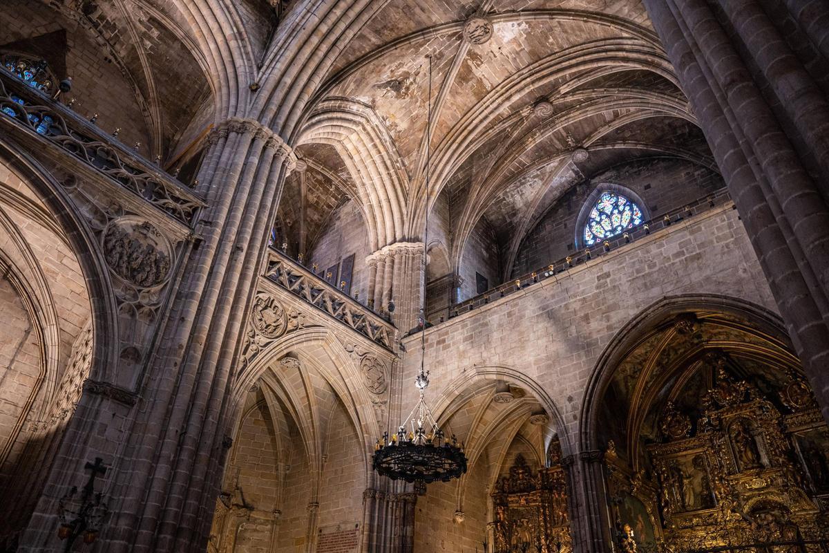 Inauguran los vitrales del ábside restaurados de la catedral de Barcelona