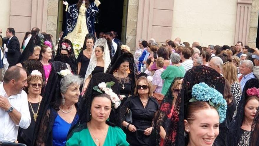 En imágenes: El grupo de mujeres con mantilla española protagonizó la procesión de La Asunción, en Vegadeo