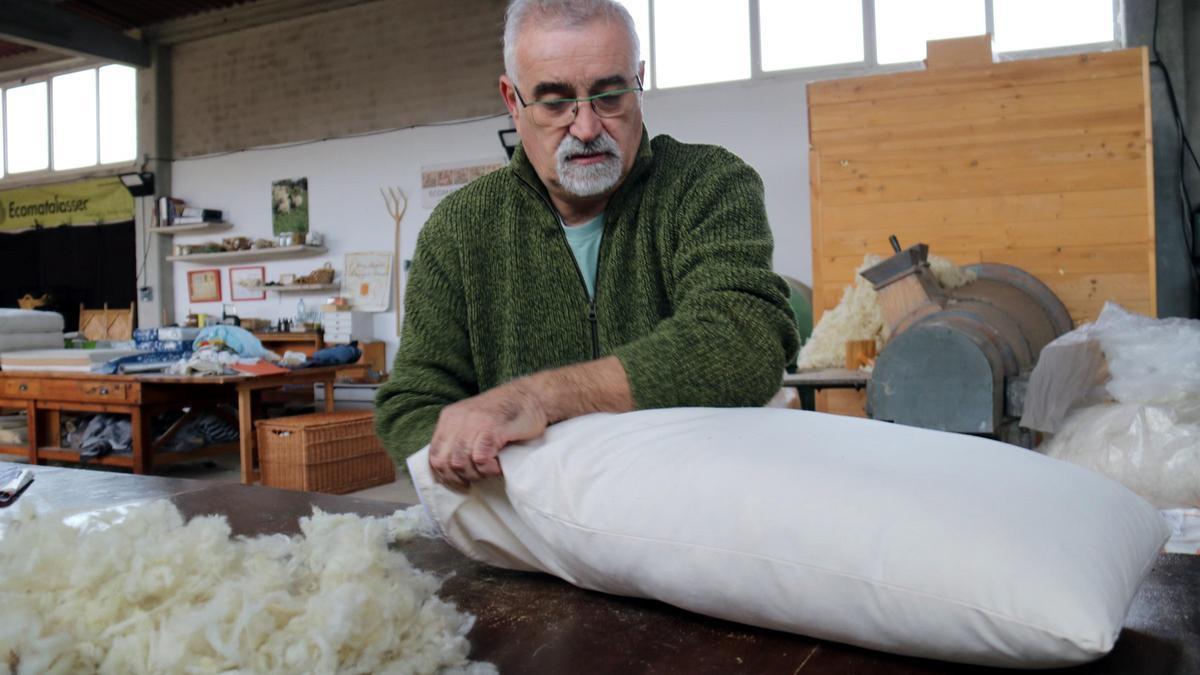 Carles Casas, un dels pocs artesans del país que fa matalassos de llana