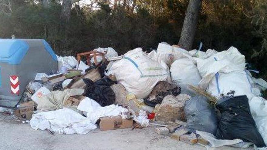 Los restos de obra se abandonaron en sacas.