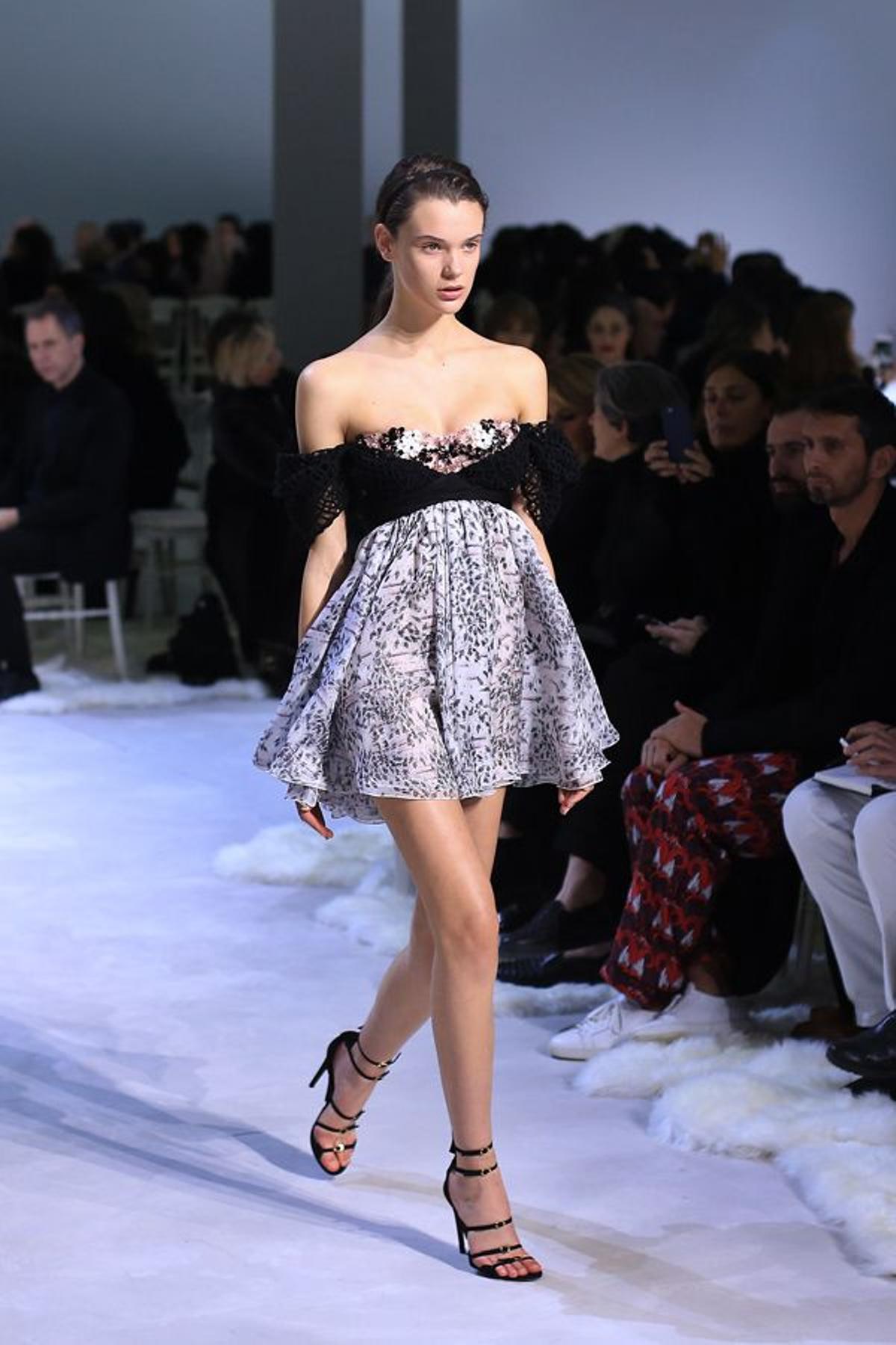 Giambattista Valli Alta Costura Primavera-Verano 2016: corpiños ajustados con detalles