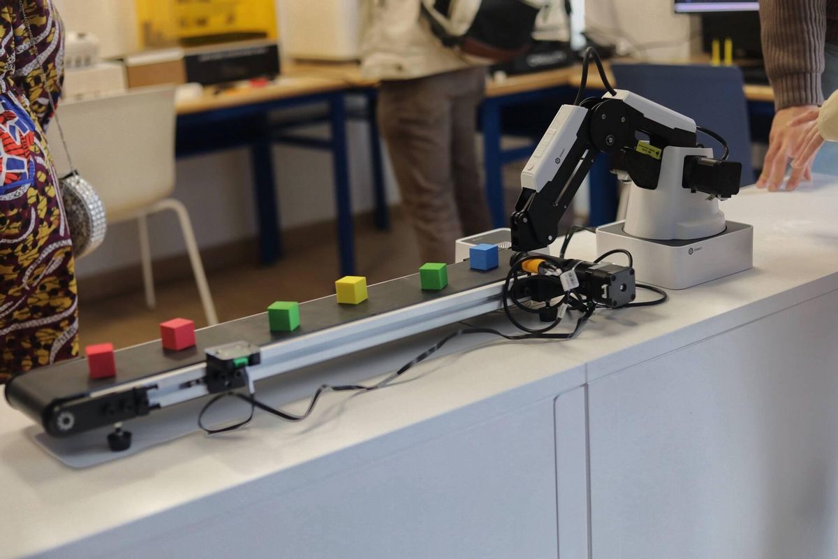 Robot y elementos hechos con impresoras 3D en el Instituto Río Duero.