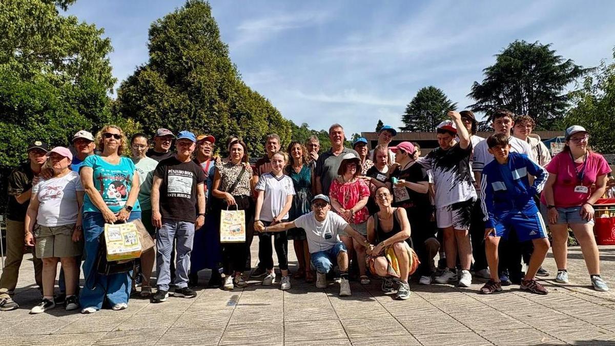 Ledo, en el centro, con los participantes en el mercado de cooperativas escolares de El Entrego