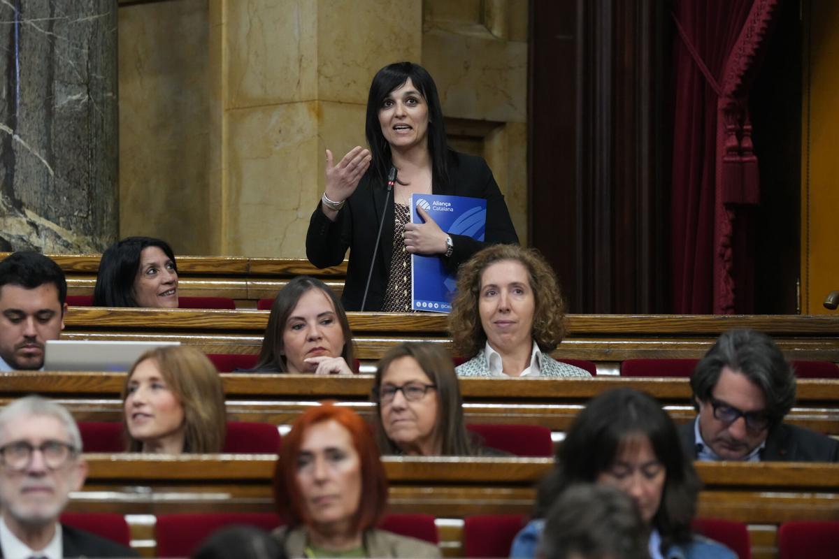 La diputada y presidenta de Aliança Catalana, Silvia Orriols, durante un pleno en el Parlament de Catalunya, a 15 de abril de 2026, en Barcelona, Catalunya (España). Sesión ordinaria del pleno del Parlament, centrada en la sesión de control con preguntas al president Salvador Illa y a los consellers del Govern de Catalunya. El orden del día aborda la agenda legislativa reciente en memoria democrática, violencia machista, sensellarisme y servicios sociales, y prevé la constitución de comisiones de investigación. 15 ABRIL 2026 David Zorrakino / Europa Press 15/04/2026. Silvia Orriols;Salvador Illa;David Zorrakino