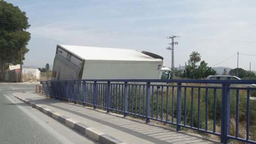 Un camión, a escasos metros de caer al río Vinalopó