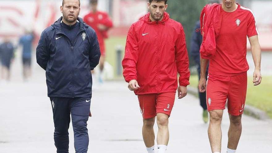 José Alberto López, ayer, tras terminar el entrenamiento, acompañado por los futbolistas Ramón y Claudio.