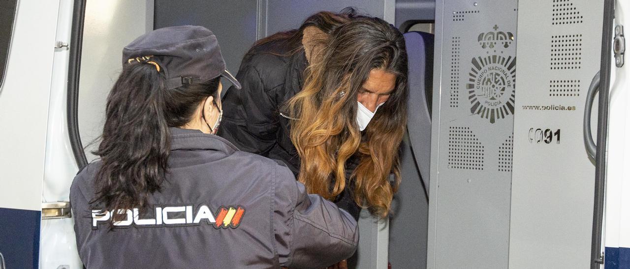 La indigente a su llegada a la Audiencia de Alicante el día que se declaró culpable del crimen.