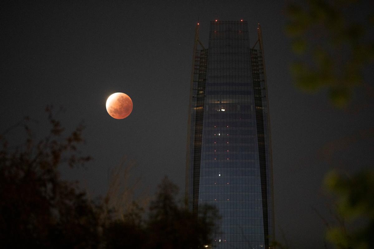 Así ha sido el eclipse parcial de Luna.