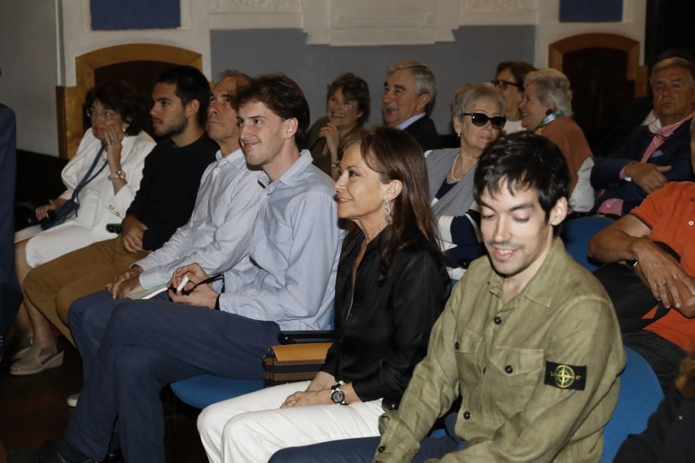 Entrega de distinciones a los antiguos alumnos del Instituto Jovellanos.