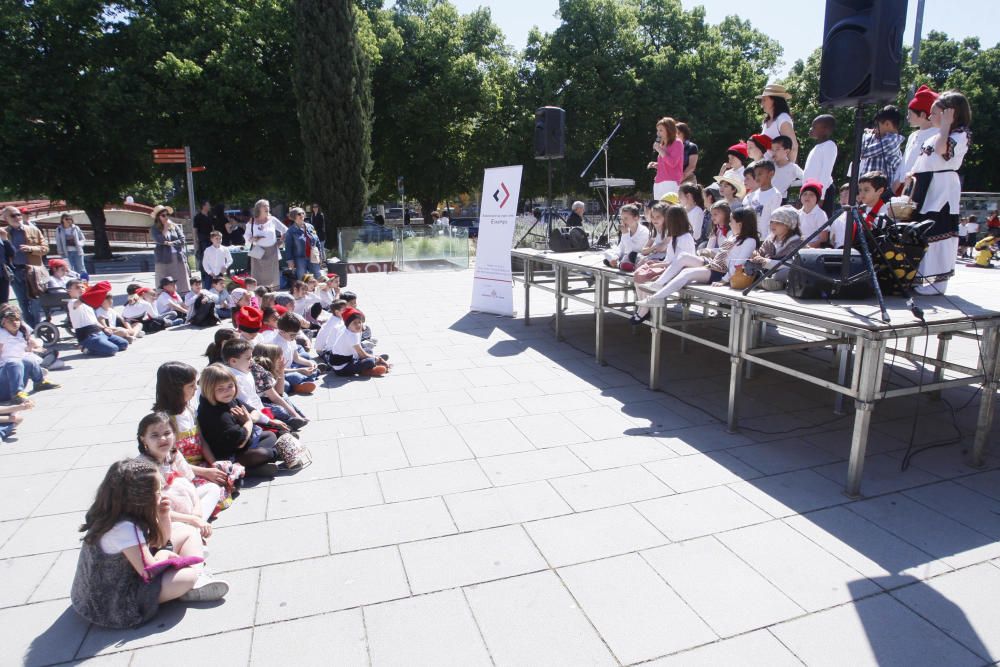 Uns 300 infants fan de paradistes per un dia al Mercat del Lleó