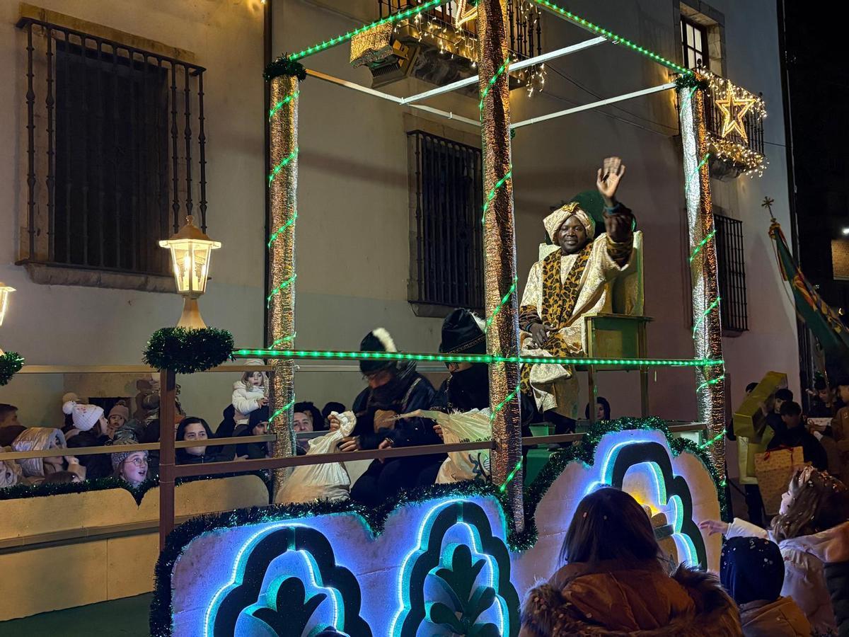 Baltasar saluda desde su carroza.