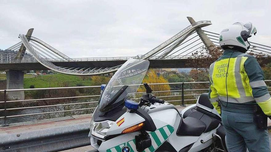 Un agente de la Guardia Civil de Tráfico junto a su moto.