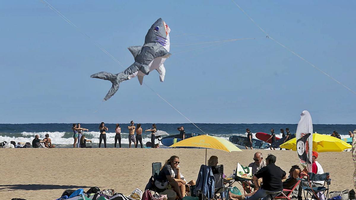 Valencianos y turistas en la playa de Las Arenas, ayer por la mañana.