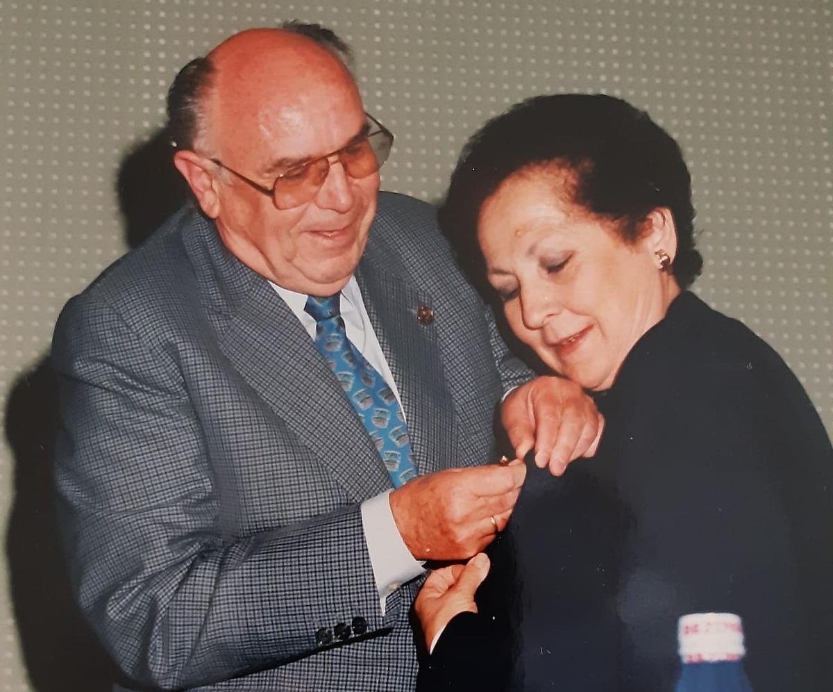 El que fuera presidente de los médicos cordobeses Eladio García condecora a Carmen Domínguez.