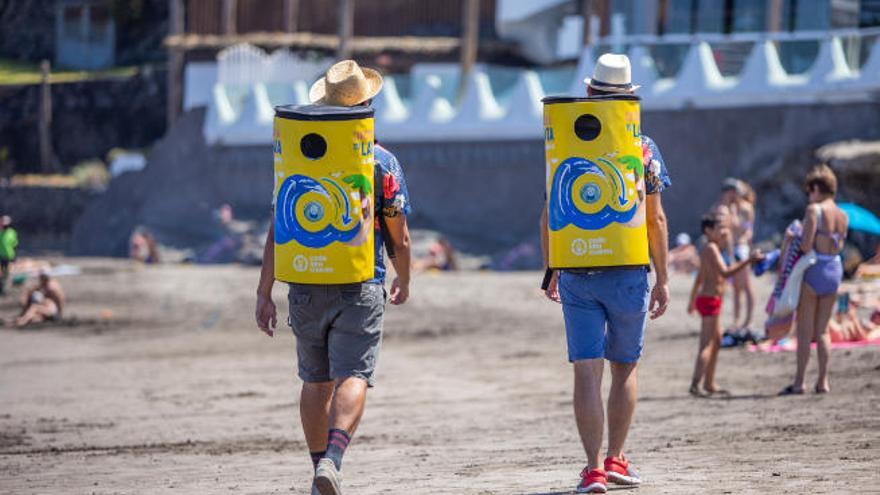 Responsables de &quot;Circula tu lata&quot; en la playa de Troya, en Adeje.