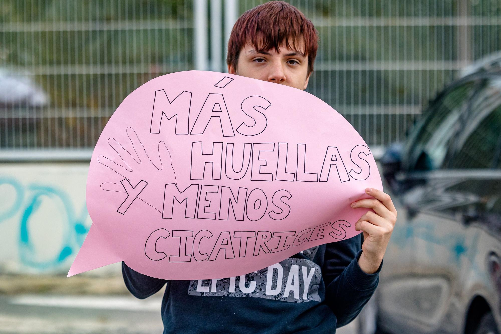 Alumnos de los institutos de Benidorm forman una "Cadena Humana" en la zona escolar del Salt de l'Aigua contra la violencia de género