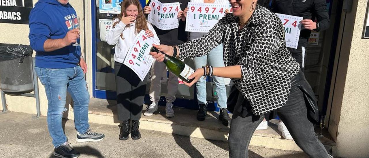 Les millors imatges de les celebracions a les administracions de loteria gironines que han venut el primer premi