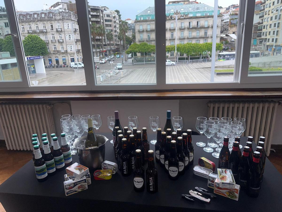 Presentación de Sabores del Mundo con la explanada del Naútico de fondo.