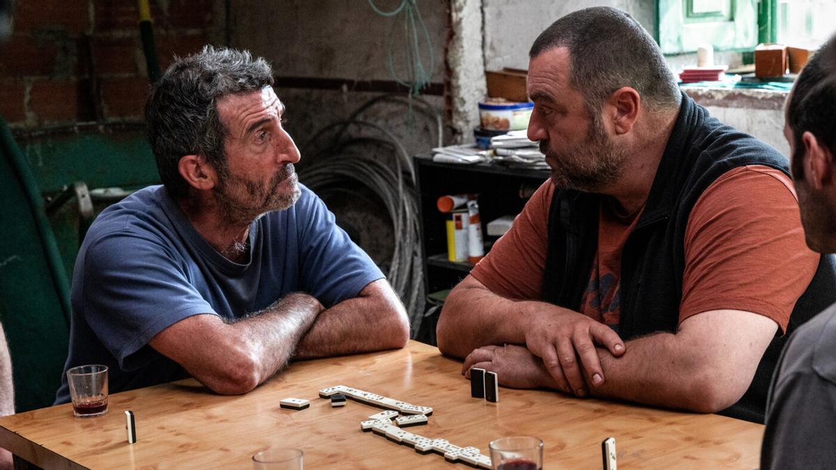 Luis Zahera y Denis Ménochet, en un fotograma de 'As bestas', de Rodrigo Sorogoyen