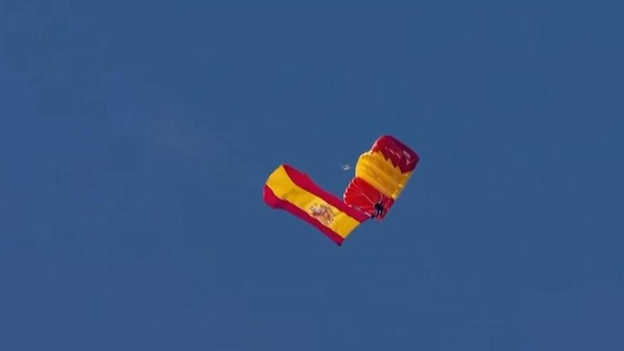 El cabo José Antonio Lago Rubio salta en paracídas con la insignia nacional