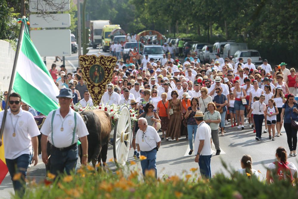 Los romeros de San Bernabé recorrieron ayer las calles de la ciudad en su tradicional romería procesionando al Santo Patrón hasta Nagüeles