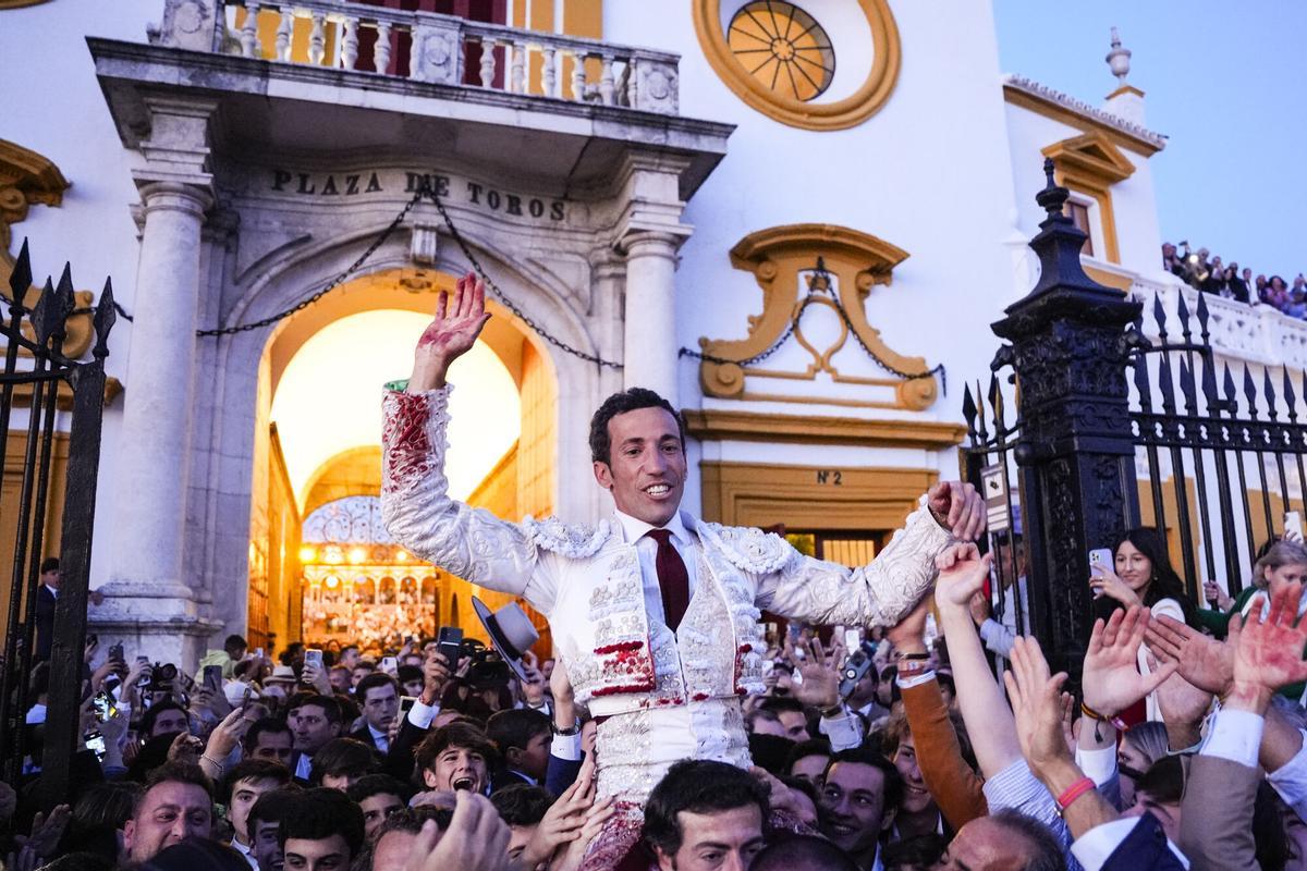El torero, David de Mirada, sale por la Puerta del Principe tras cortar 3 orejas, a 10 de mayo de 2025 en Sevilla (Andalucía, España). Cayetano, Roca Rey y David de Miranda lidian toros del Parralejo en la décimoquinta de abono en la Real Maestranza de Sevilla. 10 MAYO 2025 Joaquin Corchero / Europa Press 10/05/2025. DAVID DE MIRANDA;Joaquin Corchero