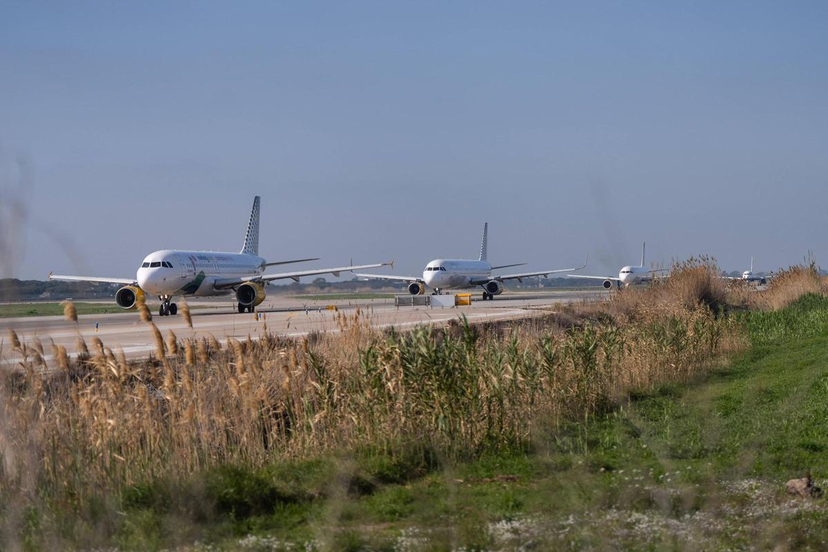 El aeropuerto de Barcelona-El Prat no se espera a la ampliación: renovará el asfalto de la pista del mar, construirá nuevos carriles y modernizará instalaciones.