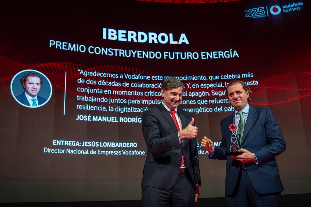 Barcelona, 30/10/2025 Economía.  Gala 25 aniversario Vodafone, Catalunya. Premio Construyendo Futuro Energía. Entregado a Iberdrola: José Manuel Rodríguez Director de Asuntos Públicos. Entregado por Jesús Lombardero Director de Empresas de Vodafone. AUTOR: MANU MITRU
