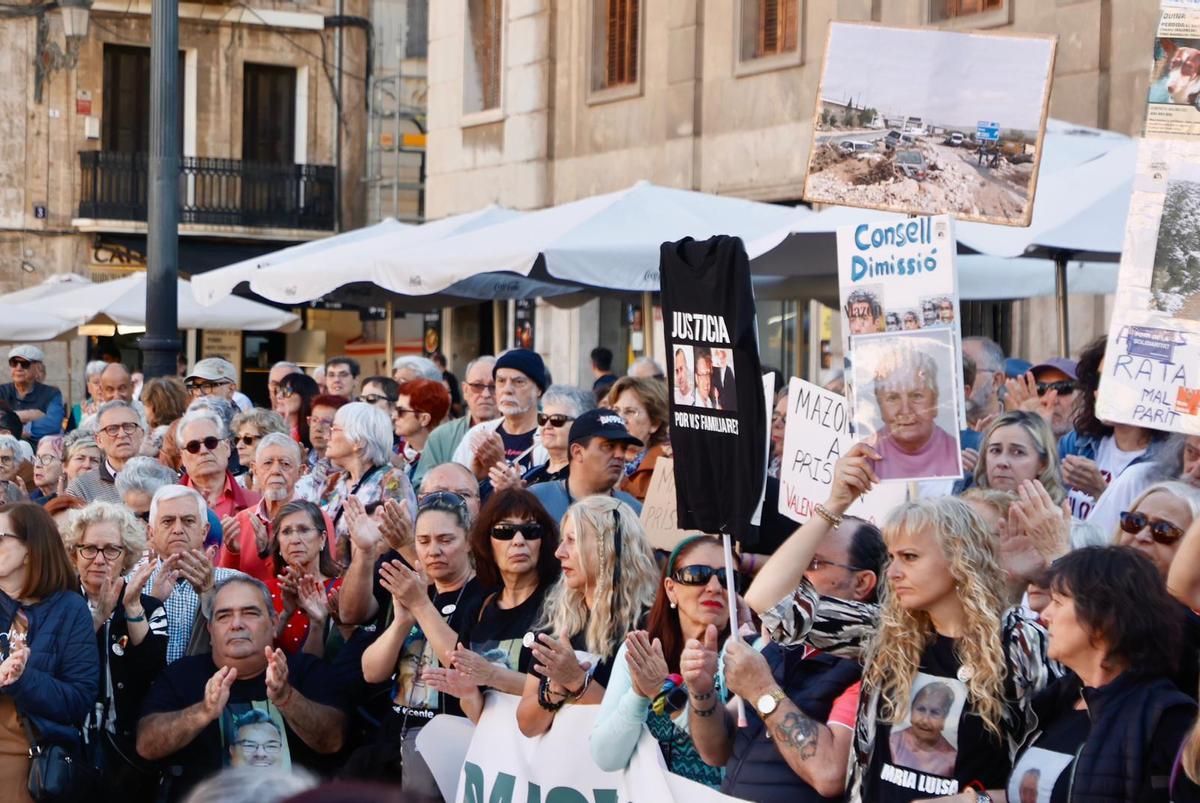 La concentración por la gestión de la dana de este 26 de abril, en imágenes