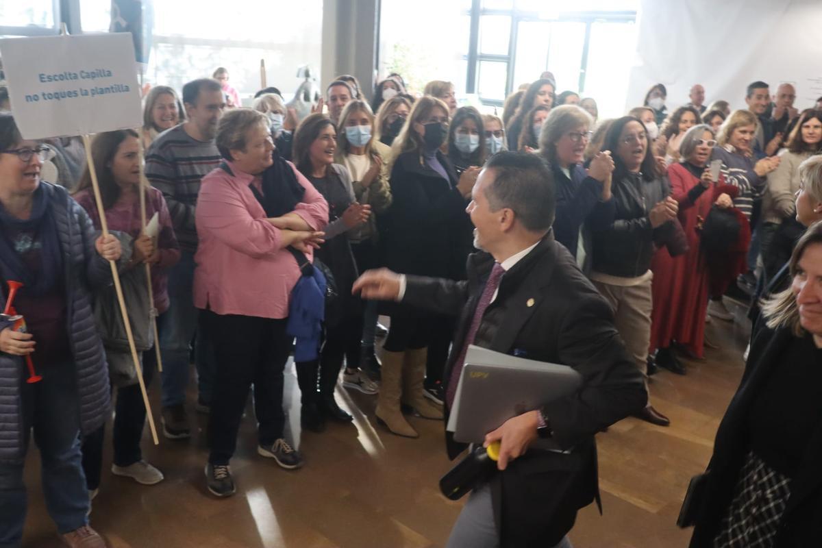 Protesta del cuerpo de informáticos a la entrada del rector de la UPV en un claustro reciente.