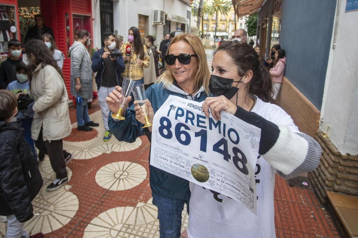 Dos premiadas junto a un décimo del primer premio