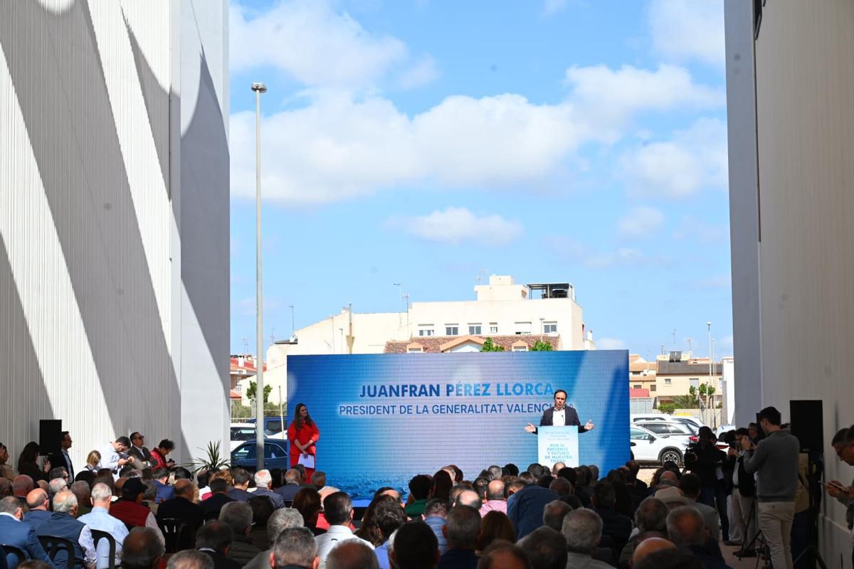 Acto en defensa del trasvase en Pilar de la Horadada con la presencia de los presidentes autonómicos de la Comunidad Valenciana y Murcia, convocado por los regantes Acto en defensa del trasvase en Pilar de la Horadada con la presencia de los presidentes autonómicos de la Comunidad Valenciana y Murcia, convocado por los regantes