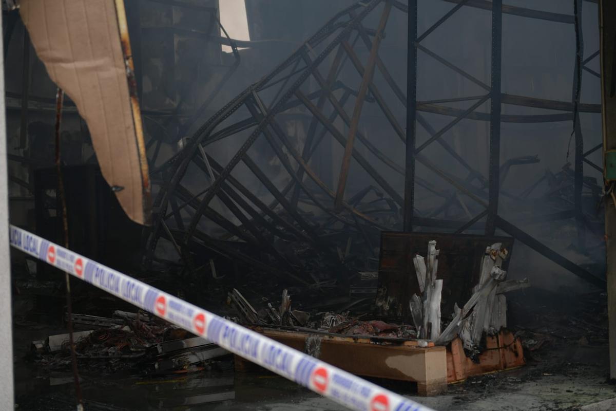 Un incendio destroza la nave de Trison en el polígono de Espíritu Santo